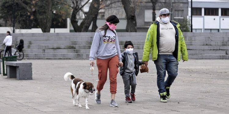Familia pasea con mascarillas, en la nueva normalidad