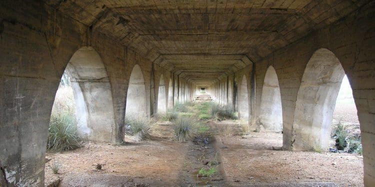 Bajos del Acueducto del Almonazar. En esos bajos se instalaron chozas de los constructores del Acueducto y el Canal