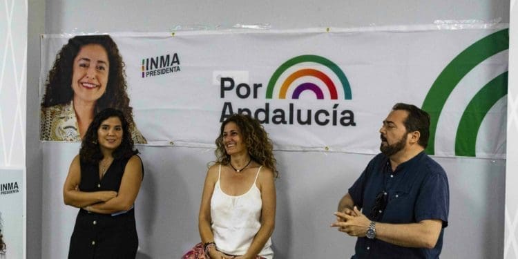 Carmen Mudarra (centro, IU), en uno de los actos públicos de campaña en las pasadas elecciones autonómicas, acompañando a María Regla (Alianza Verde) y Juan de Dios Villanueva (IU) | Gorka Fernández · TuPeriódico