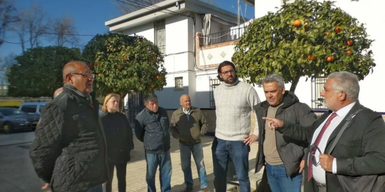 Vecinos del Pinichi, junto a Mario Perea (centro, de blanco) y Eligio García (a su dcha) escuchando al abogado Francisco Tejano