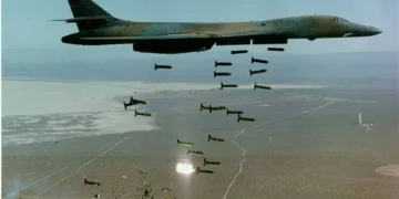 Bombardero B1-B, lanzando bombas de racimo sobre Afganistán // Departamento de Defensa de EEUU