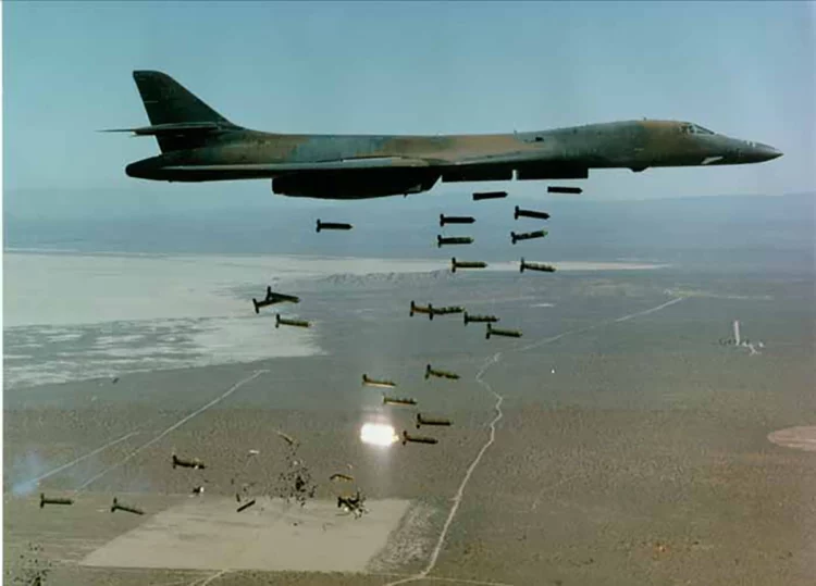 Bombardero B1-B, lanzando bombas de racimo sobre Afganistán // Departamento de Defensa de EEUU