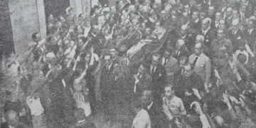 Brazos en alto con el saludo fascista, al paso del féretro de Ramón de Carranza, en 1937
