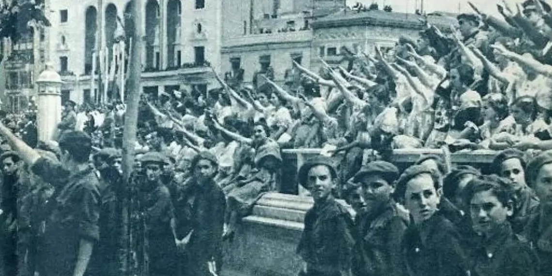 Falangistas recibiendo a las tropas franquistas en su entrada en Valencia