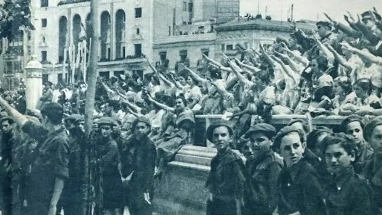 Falangistas recibiendo a las tropas franquistas en su entrada en Valencia