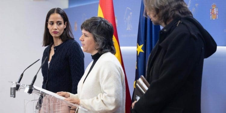 (I-D) Los diputados de Sumar Tesh Sidi, Gala Pin y Francisco Sierra durante una rueda de prensa de Sumar, en el Congreso de los Diputados //
Eduardo Parra - EP